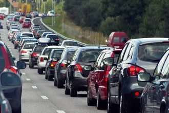 Antrian kendaraan pemudik menuju Pelabuhan Merak, Kota Cilegon, Banten, masih belum terurai dan mencapai panjang hingga 19 kilometer.