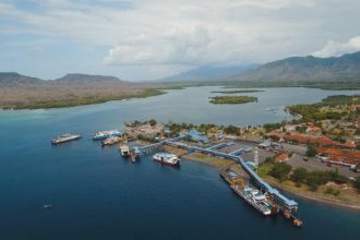 Pelabuhan Gilimanuk di Kabupaten Jembrana, Bali, telah mengalami lonjakan arus mudik Lebaran 2024 dalam dua hari terakhir, dengan ribuan kendaraan membanjiri area dan berdatangan untuk menyeberang ke Pulau Jawa.
