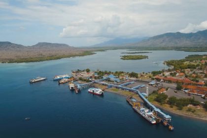 Pelabuhan Gilimanuk di Kabupaten Jembrana, Bali, telah mengalami lonjakan arus mudik Lebaran 2024 dalam dua hari terakhir, dengan ribuan kendaraan membanjiri area dan berdatangan untuk menyeberang ke Pulau Jawa.