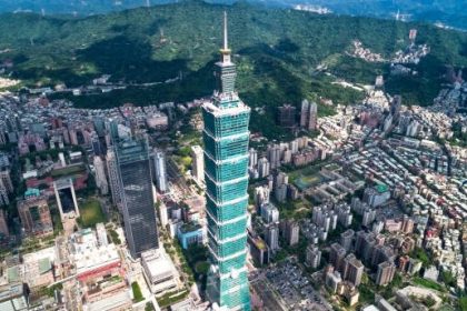 Gempa dahsyat dengan kekuatan 7,4 magnitudo mengguncang Taiwan pada Rabu, 3 April 2024, menyebabkan banyak rumah dan gedung roboh. Namun, gedung Taipei 101, gedung tertinggi di Taiwan, tetap kokoh berdiri meskipun mengalami guncangan saat gempa tersebut terjadi.