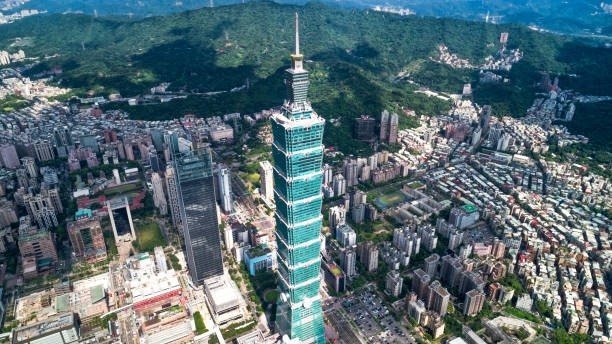 Gempa dahsyat dengan kekuatan 7,4 magnitudo mengguncang Taiwan pada Rabu, 3 April 2024, menyebabkan banyak rumah dan gedung roboh. Namun, gedung Taipei 101, gedung tertinggi di Taiwan, tetap kokoh berdiri meskipun mengalami guncangan saat gempa tersebut terjadi.