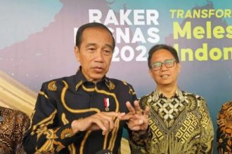 Presiden Joko Widodo merespons dengan senyum saat mengomentari pernyataan salah satu petinggi PDI Perjuangan yang menyatakan bahwa dia bukan lagi kader partai tersebut.