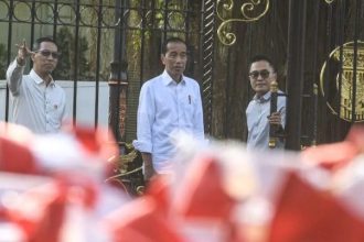 Presiden Joko Widodo (Jokowi) berencana menyelenggarakan acara ramah tamah atau open house untuk merayakan Hari Raya Idul Fitri 1445 Hijriah, di mana masyarakat akan diizinkan untuk mengunjungi Istana Kepresidenan Jakarta.