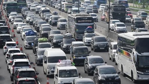 PT Jasamarga Transjawa Tol (JTT) memperpanjang jalur one way lokal di jalan tol ruas Semarang karena peningkatan volume lalu lintas dari arah Tol Trans Jawa selama arus balik Lebaran 2024 atau Idul Fitri 1445 Hijriah.