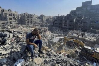 Blackout 2024, Gerakan Blokir Akun Medsos Artis yang Bungkam Soal Gaza. (Foto: Seorang laki-laki berada di reruntuhan rumah di Gaza/CNN)