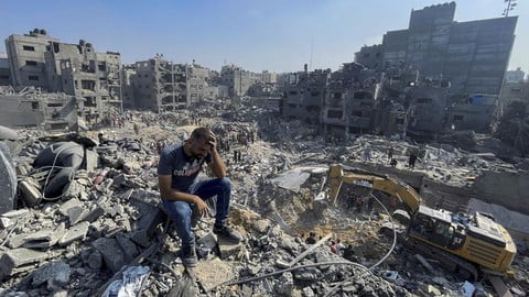 Blackout 2024, Gerakan Blokir Akun Medsos Artis yang Bungkam Soal Gaza. (Foto: Seorang laki-laki berada di reruntuhan rumah di Gaza/CNN)