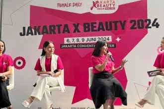 Konferensi Pers Jakarta X Beauty 2024 di Hutan Kota by Plantaran, Jakarta pada Kamis (30/5/2024) bersama CEO Female Daily Network Hanifa Ambadar, CMO Female Daily Rika Indraoktaviani serta singer & Founder of Beauty Brand Rossa Beauty Rossa. (Foto: inversi.id/Dwi Kurnia)