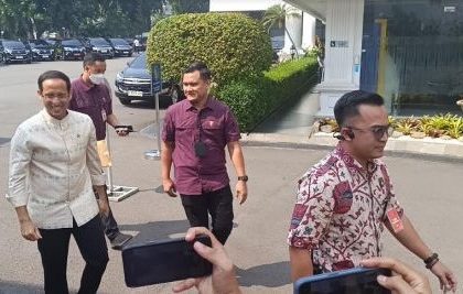 Kenaikan UKT semakin meresahkan masyarakat khususnya mahasiwa perguruan tinggi. Presiden Jokowi memanggil Mendikbud-Ristek Nadiem Makarim ke Istana Negara, Jakarta, Senin (27/5/2024). (Foto: SindoNews)