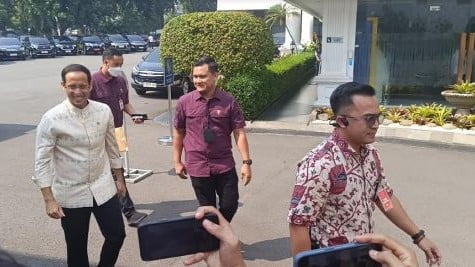 Kenaikan UKT semakin meresahkan masyarakat khususnya mahasiwa perguruan tinggi. Presiden Jokowi memanggil Mendikbud-Ristek Nadiem Makarim ke Istana Negara, Jakarta, Senin (27/5/2024). (Foto: SindoNews)