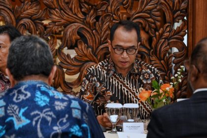 Menteri Perhubungan Budi Karya Sumadi mengadakan pertemuan dengan sejumlah Duta Besar Negara Forum ITS Asia Pasifik dan perwakilan organisasi internasional. (Foto: Kementerian Perhubungan)