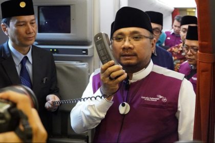 Menteri Agama Yaqut Cholil Qoumas melepas keberangkatan 388 jemaah haji kelompok terbang (kloter) pertama Embarkasi Jakarta - Pondok Gede (JKG-01) di Bandara Soekarno-Hatta (Soetta), pada Minggu (12/5/2024) dini hari. (Foto: Kementerian Agama)