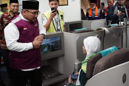 Menteri Agama (Menag) Yaqut Cholil Qoumas, melepas keberangkatan 388 jemaah haji kelompok terbang (kloter) pertama Embarkasi Jakarta – Pondok Gede, dari Bandar Udara (Bandara) Soekarno-Hatta, Tangerang, Banten. (Foto: Sekretariat Kabinet)