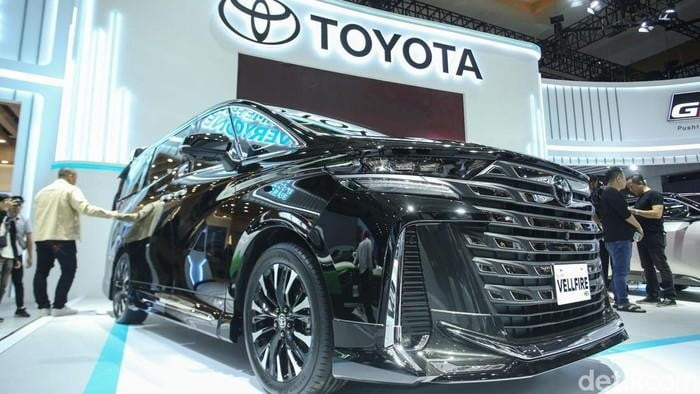 Vice President Director PT Toyota-Astra Motor (TAM), Henry Tanoto mengatakan masyarakat masih memilih mobil hybrid karena irit bahan bakar. (Foto: detik.com)