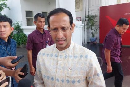 Mendikbud-Ristek Nadiem Makarim menyatakan membatalkan kenaikan UKT usai dipanggil Presiden Jokowi. (Foto: Tempo)