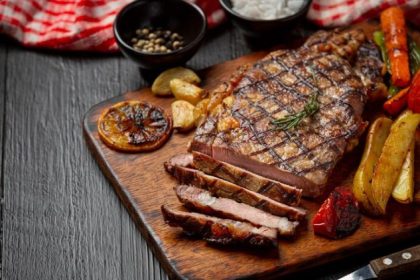 Jarang makan daging bisa memberikan manfaat bagi penderita penyakit hati stadium lanjut seperti penderita sirosis. (Foto: Steak/Freepik)