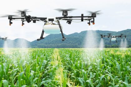 DPR Ajak Kerja Sama Jepang Ajarkan "Smart Farming" kepada Petani Muda Indonesia. (Foto: Drone bantu menyirami pertanian)