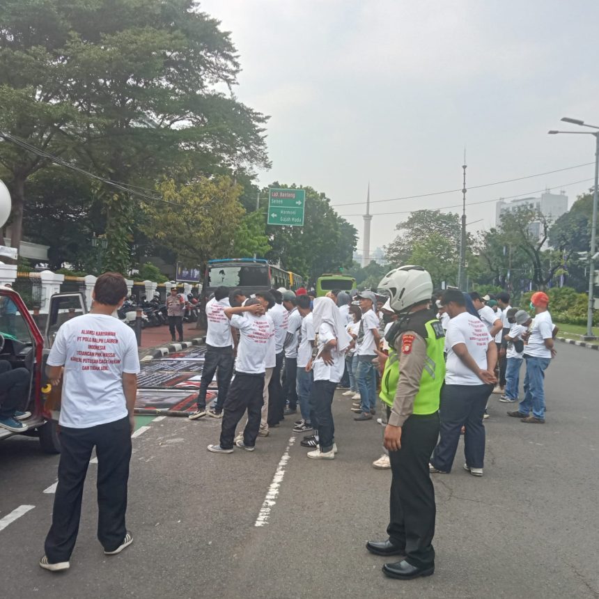 Polisi tengah atur keramaian di jalan