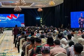 Presiden Joko Widodo (Jokowi) menekankan pentingnya sinkronisasi antara pemerintah pusat dan daerah sebagai kunci utama dalam setiap program pembangunan di Indonesia.