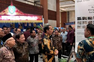 Saat para awak media menantikan kedatangan Presiden Joko Widodo di Jakarta Convention Center (JCC) untuk memberikan keterangan pers setelah menghadiri Musyawarah Perencanaan Pembangunan Nasional (Musrenbang) pada Senin, 6 Mei 2024, kejadian lucu dan tak terduga pun terjadi.