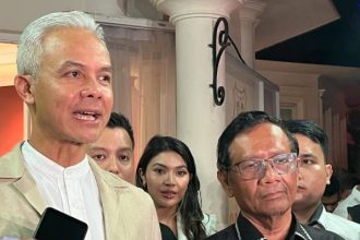 Sekretaris Jenderal PDI-P, Hasto Kristiyanto, mengisyaratkan bahwa partainya akan mengambil posisi sebagai oposisi atau tetap di luar pemerintahan yang dipimpin oleh Prabowo Subianto-Gibran Rakabuming Raka.