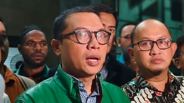 Politis PDIP dan calon presiden (capres) Ganjar Pranowo telah menyatakan bahwa ia tidak akan menjadi bagian dari pemerintahan Prabowo Subianto dan Gibran Rakabuming Raka yang terpilih untuk masa jabatan 2024-2029 setelah kalah dalam Pilpres 2024 lalu.