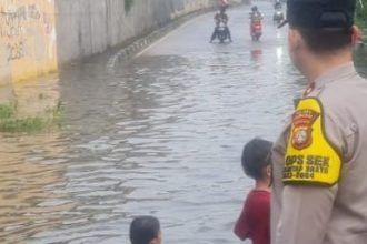 Kapolsek turun langsung turun ke daerah banjir di kolong jalan Meruya