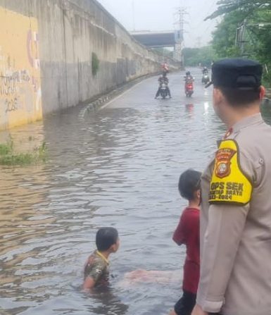 Kapolsek turun langsung turun ke daerah banjir di kolong jalan Meruya