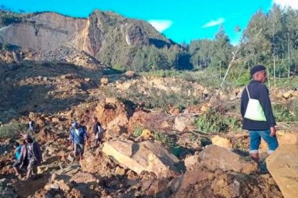 Bencana tanah longsor terjadi di Papua Nugini, negara tetangga Indonesia, menyebabkan ratusan orang diperkirakan terkubur.