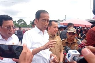 Presiden Joko Widodo (Jokowi) telah menginstruksikan Kapolri Jenderal Pol. Listyo Sigit Prabowo untuk menangani kasus pembunuhan Vina dan kekasihnya, Muhammad Rizky atau Eky di Cirebon, yang dikenal sebagai kasus Vina Cirebon, secara terbuka dan transparan.