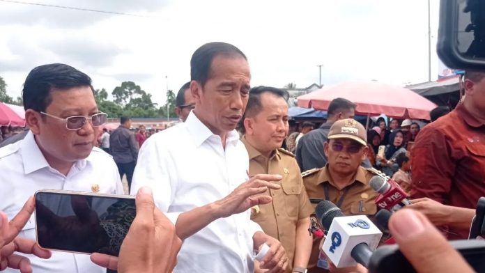 Presiden Joko Widodo (Jokowi) telah menginstruksikan Kapolri Jenderal Pol. Listyo Sigit Prabowo untuk menangani kasus pembunuhan Vina dan kekasihnya, Muhammad Rizky atau Eky di Cirebon, yang dikenal sebagai kasus Vina Cirebon, secara terbuka dan transparan.