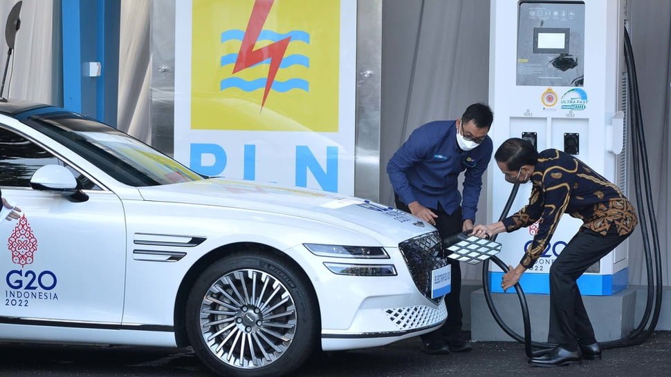 Presiden Jokowi (kanan) didampingi Direktur Utama PLN Darmawan Prasodjo (kiri) mengisi daya mobil listrik saat peresmian SPKLU Ultra Fast Charging di Central Parking Nusa Dua, Badung, Bali, Jumat (25/3/2022). (Foto: Kendaraan Listrik/Tirto.id)