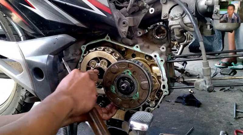 Prediksi Biaya Turun Mesin Motor. (Mesin Motor)