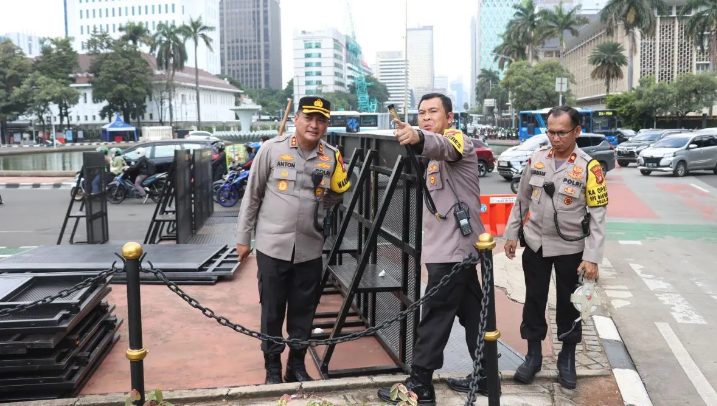 Polres Metro Jakarta Pusat mengeluarkan imbauan kepada masyarakat yang berencana melintasi sekitar Monumen Nasional (Monas) atau persimpangan Patung Arjuna Wijaya (Patung Kuda) untuk mencari jalur alternatif karena adanya rencana kegiatan penyampaian pendapat di lokasi tersebut.