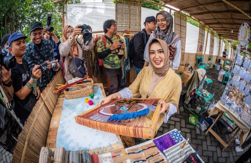 Rektor Universitas Surakarta Astrid Widayani resmi mendaftarkan diri sebagai bakal calon walikota Surakarta di Pilkada Solo 2024 lewat Partai Gerindra. (Foto: FB Astrid Widayani)