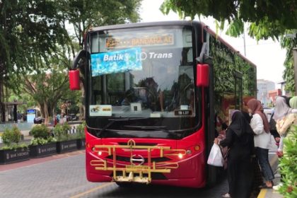 Pemerintah Kota Surakarta memberikan tarif khusus kepada pelajar, mahasiswa, lansia, dan disabilitas untuk naik bus BST. (FOTO: Pemkot Surakarta).