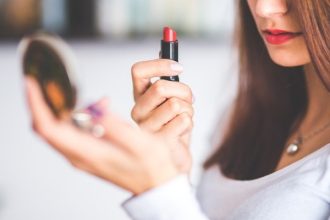 Bikin Bibir Hitam Cantik Bersinar, Ini 6 Warna Lipstik Cocok Digunakan