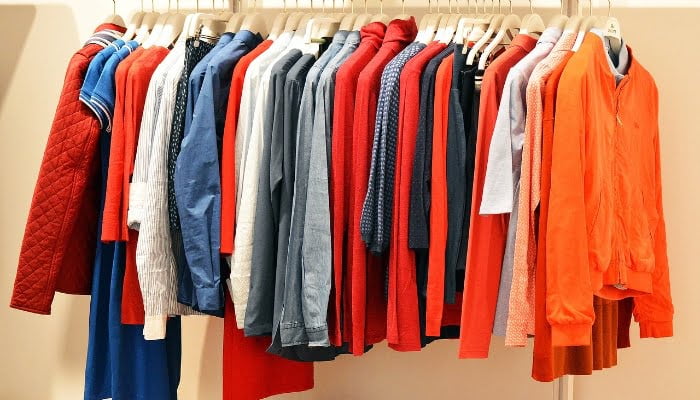 8 Warna Baju Cocok Dipakai saat Cuaca Panas, No 1 Paling Sering
