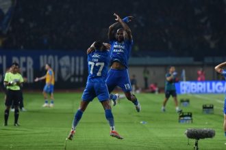 Prediksi Skor Madura United vs Persib Bandung. (Foto: David da Silva dan Ciro Elves merayakan kemenangan/Persib)