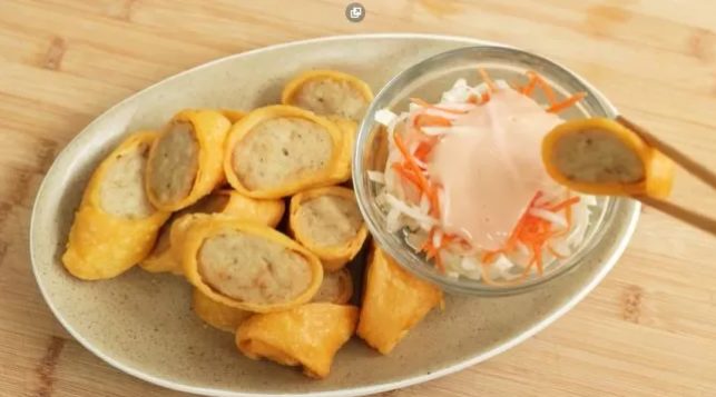 Cara mudah membuat egg chicken roll ala menu restoran Jepang. (FOTO: Youtube Devina Hermawan).