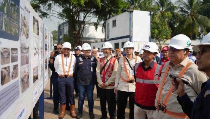 Kementerian Perhubungan (Kemenhub) bersama Pemerintah Provinsi DKI Jakarta dan PT Kereta Api Indonesia sedang mengembangkan Stasiun Tanah Abang untuk meningkatkan pelayanan kepada penumpang.