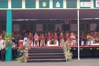 Pembina Dekranas Ibu Negara Iriana Joko Widodo menyaksikan parade budaya di HUT ke-44 Dekranas. Parade yang melibatkan ribuan orang tersebut berlangsung di Jalan Slamet Riyadi di Kota Solo, Jawa Tengah, Rabu (15/5), (Foto: Yenny Hardiyanti/Inversi.id)