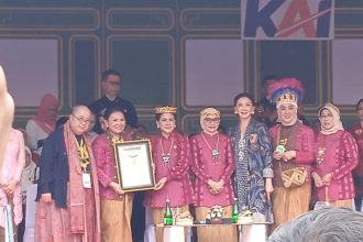 Ibu Negara Iriana Joko Widodo menerima penghargaan rekor MURI dari Ketua MURI Jaya Suprana untuk parade budaya di HUT ke-44 Dekranas di Kota Solo. (Foto: Yenny Hardiyanti/Inversi.id)
