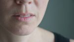 Bibir pecah-pecah tak hanya mengganggu penampilan, tapi juga bisa terasa perih dan tak nyaman. Kondisi ini terjadi karena bibir kekurangan kelembapan, sehingga kulit bibir menjadi kering, mengelupas, dan bahkan retak.