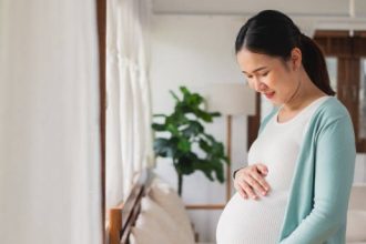 Malaria merupakan penyakit menular yang disebabkan oleh parasit Plasmodium yang ditularkan melalui gigitan nyamuk Anopheles. Penyakit ini dapat menyerang siapa saja, namun ibu hamil termasuk kelompok yang lebih rentan terhadap malaria dan mengalami konsekuensi yang lebih berbahaya dibandingkan dengan wanita yang tidak hamil.