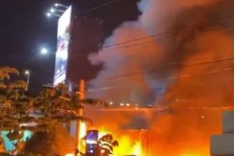Kebakaran terjadi di bawah jembatan fly over Manahan, Kota Solo, Jumat (17/5) malam. (FOTO: Tangkapan layar video viral/Yenny Hardiyanti-Inversi.id)