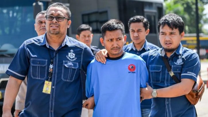 Polda Jawa Barat (Jabar) mengadakan konferensi pers terkait kasus pembunuhan Vina dan Eki di Cirebon, menampilkan tersangka Pegi Setiawan alias Pegi alias Perong alias Robi Irawan, pada Minggu, 26 Mei 2024.
