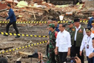 Presiden Joko Widodo (Jokowi) menegaskan bahwa pemerintah siap membantu relokasi ratusan warga yang terdampak bencana banjir bandang dan lahar dingin di Sumatera Barat (Sumbar).