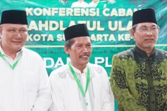 Ketua PCNU Surakarta HM Mashuri (kiri) dan Rais Syuriah KH Muhtarom (tengah) untuk periode 2024 - 2029 pada Pemilihan Ketua PCNU Kota Solo dan Rais Syuriah PCNU Kota Solo, Sabtu (11/5) di Kota Solo, Jateng. (Foto: NU Online Jateng)