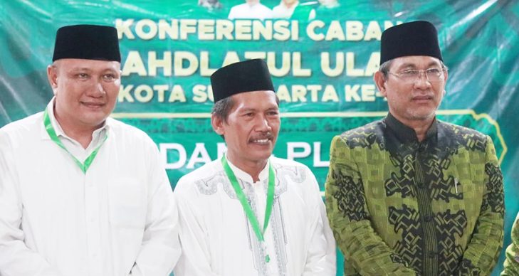 Ketua PCNU Surakarta HM Mashuri (kiri) dan Rais Syuriah KH Muhtarom (tengah) untuk periode 2024 - 2029 pada Pemilihan Ketua PCNU Kota Solo dan Rais Syuriah PCNU Kota Solo, Sabtu (11/5) di Kota Solo, Jateng. (Foto: NU Online Jateng)