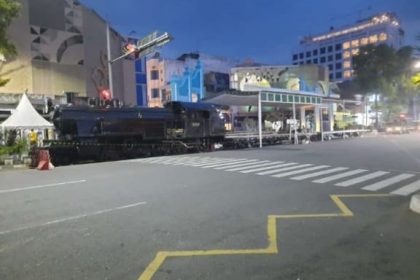 Persiapan penggunaan gerbong kereta sebagai panggung untuk memeriahkan HUT ke-44 Dekranas di Kota Solo, Rabu (14/5) malam. (Foto; Yudhi Prasetyo)